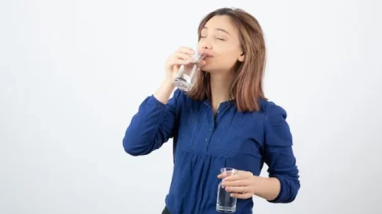 Minum Air Putih Cukup Bantu Tubuh Tetap Prima