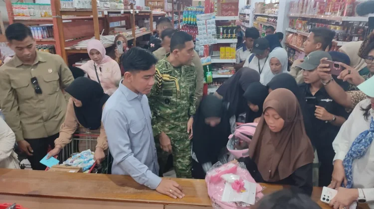 Wapres Ajak Anak-Anak Panti Asuhan di Gorontalo Belanja Kebutuhan Sekolah