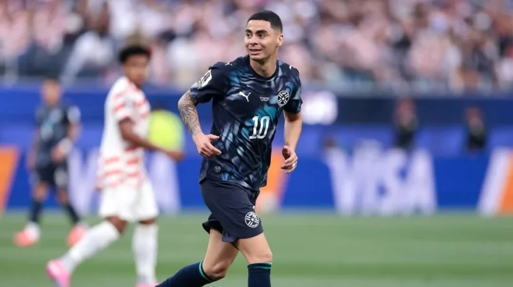 Tutupi Mulut, Almiron Jadi Pemain Pertama Kena Kartu Merah Aturan Baru IFAB