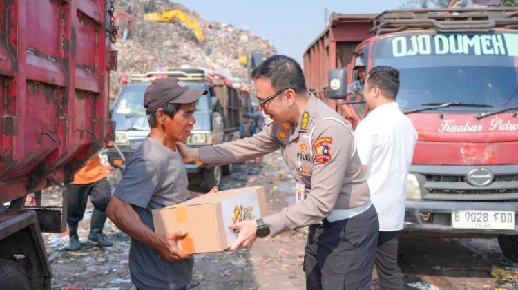 Sambut Hari Bhayangkara, Polri Salurkan Bansos untuk Warga TPA Burangkeng