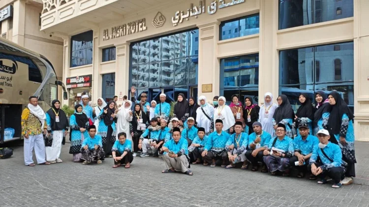 Puluhan Petani Kentang Asal Dieng Berangkat Haji Bersama