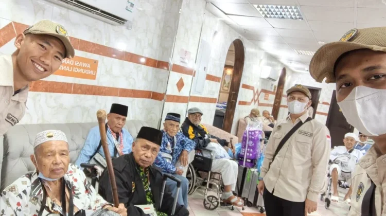 Kisah Petugas Safari Wukuf Dampingi Jemaah Lansia Asal Lampung