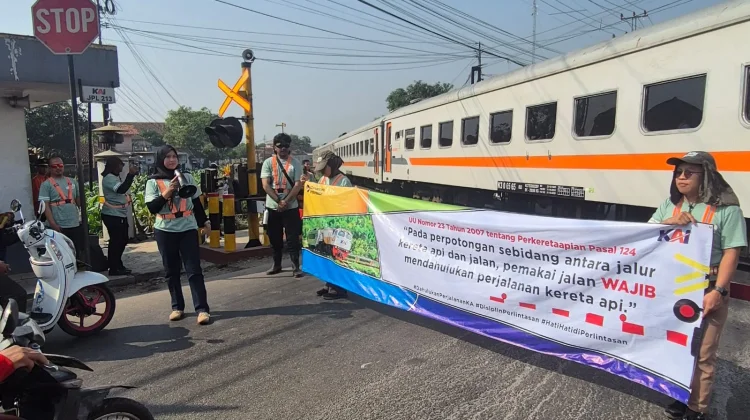KAI Ajak Pengendara Disiplin dan Imbau Warga Jauhi Jalur Rel