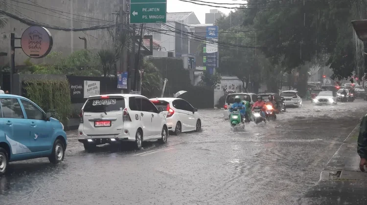 Cuaca Ekstrem Mengintai, BMKG Ungkap Daftar Kota Potensi Diguyur Hujan dan Petir