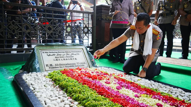 Kapolri Ziarah ke Makam Gus Dur jelang Hari Bhayangkara