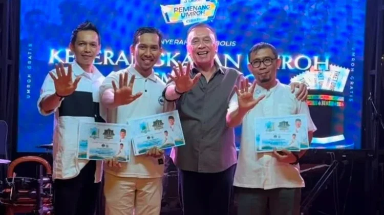 Iwan Bule Laksanakan Nazar, Antar Tiga Bobotoh Umroh ke Tanah Suci