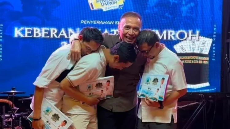 Iwan Bule Laksanakan Nazar, Antar Tiga Bobotoh Umroh ke Tanah Suci