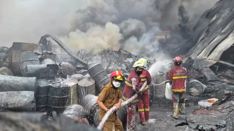 BPBD Duga Kebakaran Pabrik Sandal di Cipondoh karena Unsur Kelalaian