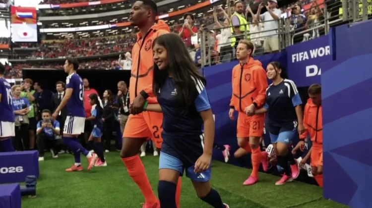 Mengapa Pemain Sepakbola Gandeng Anak-anak saat Masuk Lapangan?