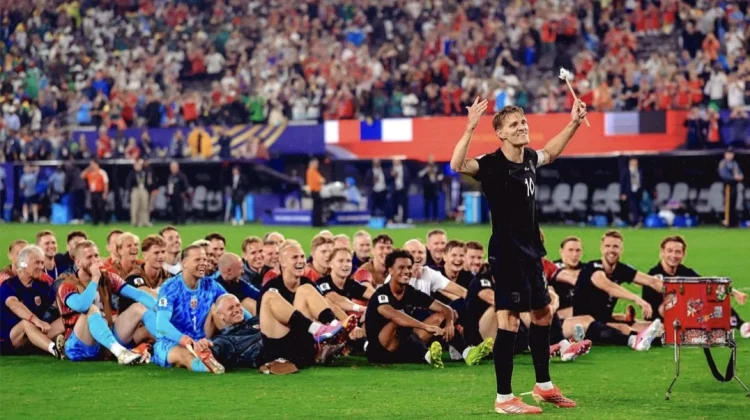 Ødegaard Pimpin Selebrasi 'Viking Row' usai Norwegia Lolos ke 32 Besar