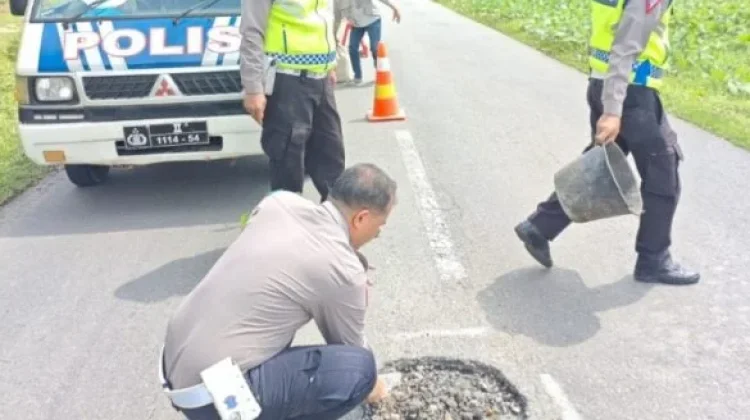 Cegah Kecelakaan, Satlantas Batu Bara Tambal Jalan Berlubang di Jalinsum
