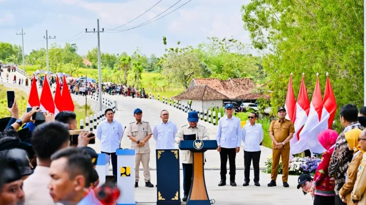 Presiden Prabowo Tegaskan Tidak Boleh Ada Daerah Tertinggal karena Jalan Rusak