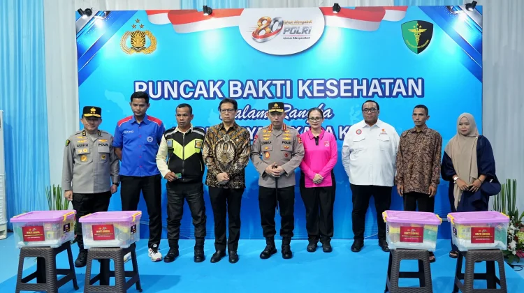 Kapolri Salurkan 6.000 Paket Bansos pada Puncak Bakti Kesehatan Bhayangkara
