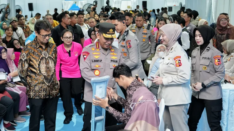 Kapolri Salurkan 6.000 Paket Bansos pada Puncak Bakti Kesehatan Bhayangkara
