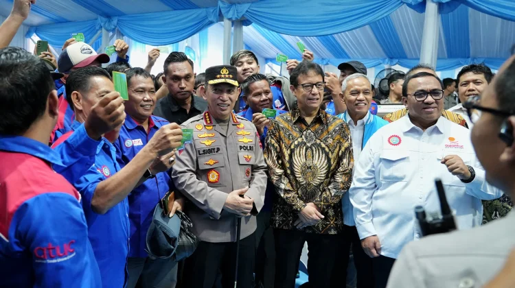 Kapolri Salurkan 6.000 Paket Bansos pada Puncak Bakti Kesehatan Bhayangkara