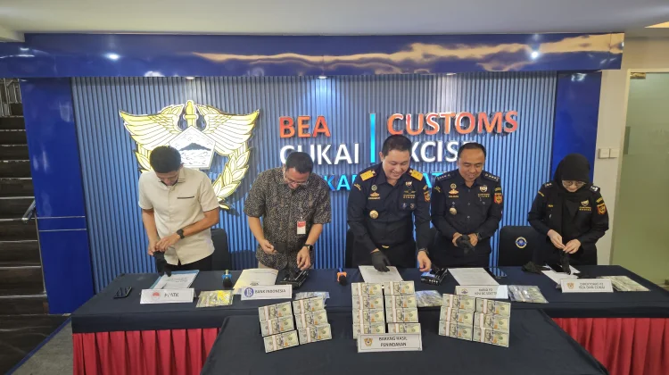WNA Thailand Bawa Dolar Ilegal Senilai Rp6,3 Miliar