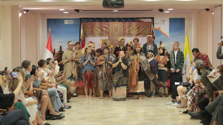 KBRI Takhta Suci Promosikan Wastra Nusantara Lewat Peragaan Busana OERIP di Roma