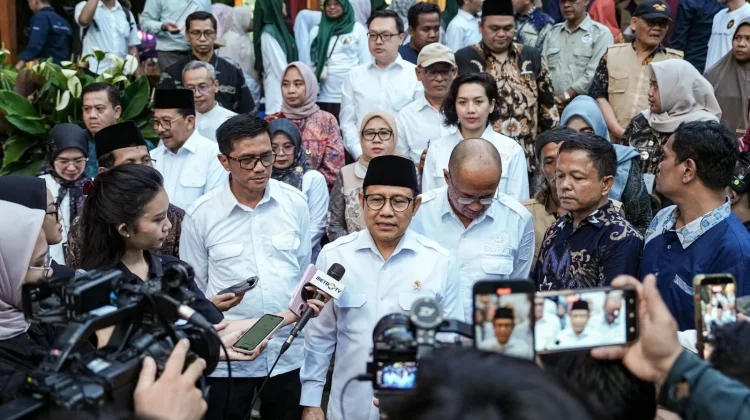 Menko Muhaimin Dorong Hilirisasi Gula Kelapa Banyumas Perkuat Ekonomi Warga