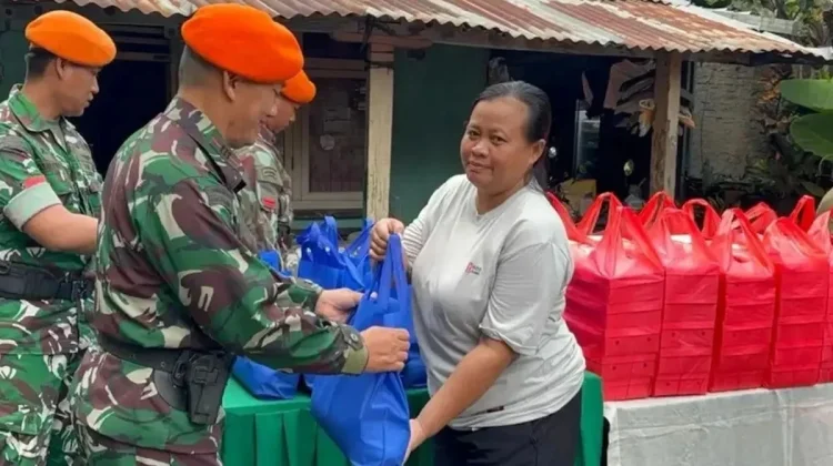Korpasgat TNI AU Gelar Jumat Berkah, Bagikan Sembako hingga Makanan