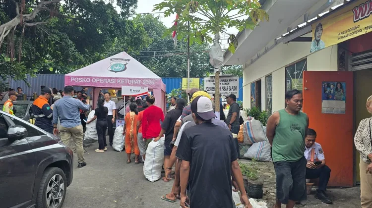 KAI Services Tukar Sampah 57 Keluarga Pasar Gaplok dengan Sembako