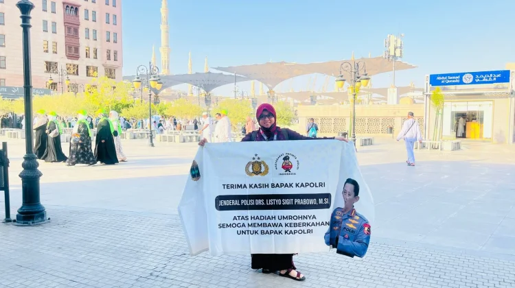 Kado Hari Bhayangkara 80, Kapolri Kirim Guru PAUD Umrah Gratis