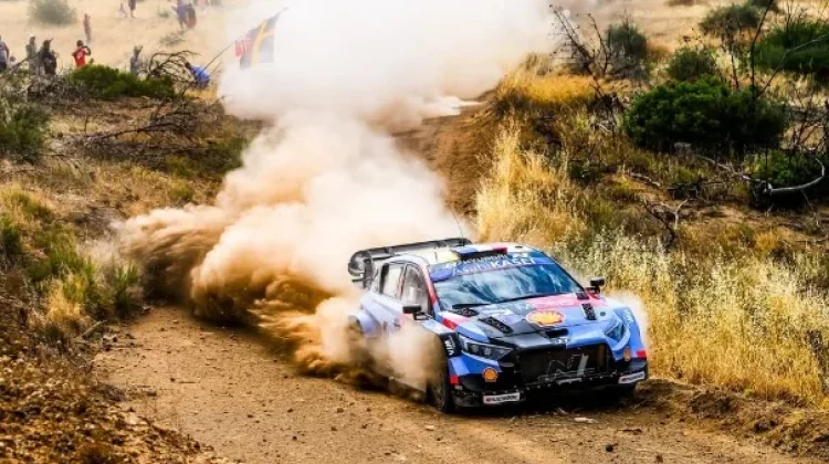 Neuville Kalahkan Ogier, Rebut Posisi Terdepan