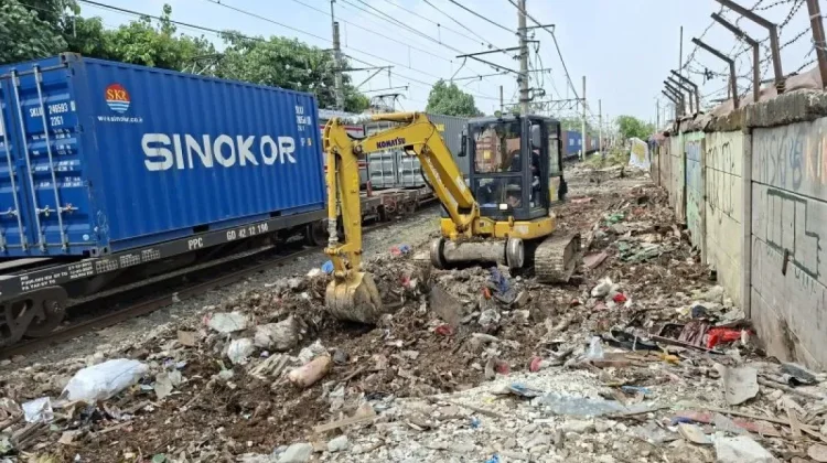KAI Daop 1 Tertibkan Bangunan Liar di Jalur Pasar Senen