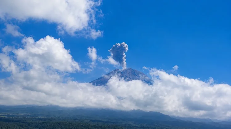 Gunung Semeru Erupsi, Kolom Abu Capai 1.000 Meter