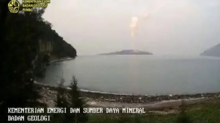 Polisi dan BKSDA Imbau Kapal Wisata Jauhi Gunung Anak Krakatau
