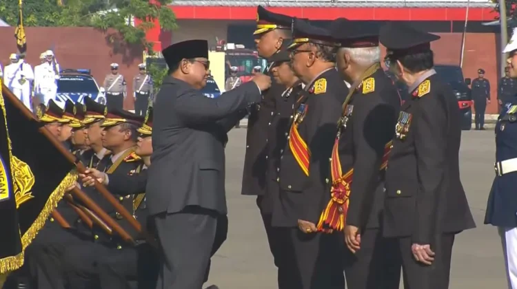 Presiden Anugerahkan Bintang Bhayangkara Nararya kepada Tiga Anggota Polri