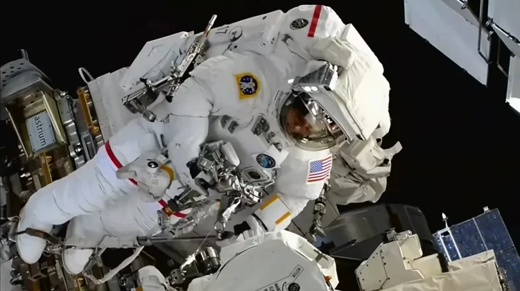 Astronaut NASA Berhasil Perbaiki Lengan Robot Canadarm2 di Luar ISS