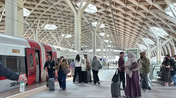 69.874 Turis Asing Masuk Jabar Pakai Kereta Whoosh