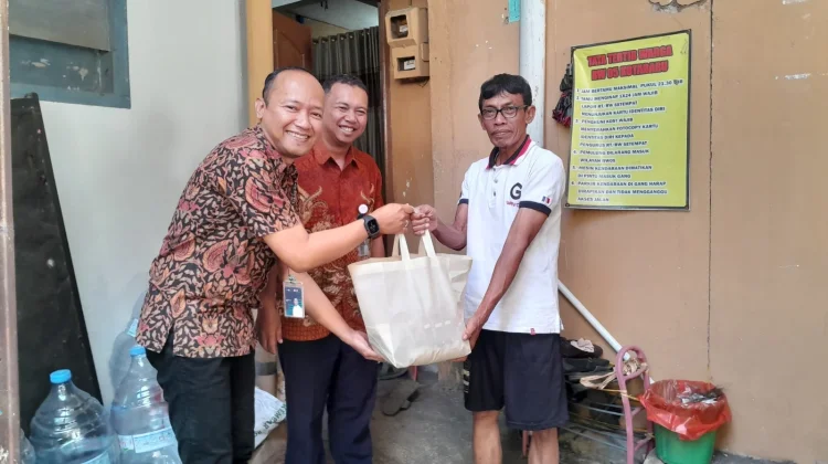 KAI Services Bagikan Bingkisan Hari Jadi ke-23 di Jawa Sumatra