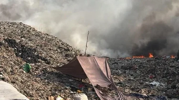 Hari Ketiga, Asap Kebakaran TPA Jatiwaringin Selimuti Pemukiman Warga