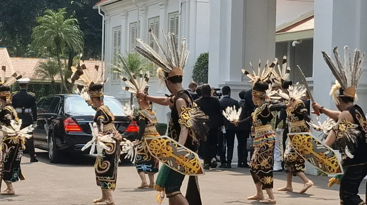 Tari Enggang Sambut Kedatangan Presiden Belarus di Istana Merdeka