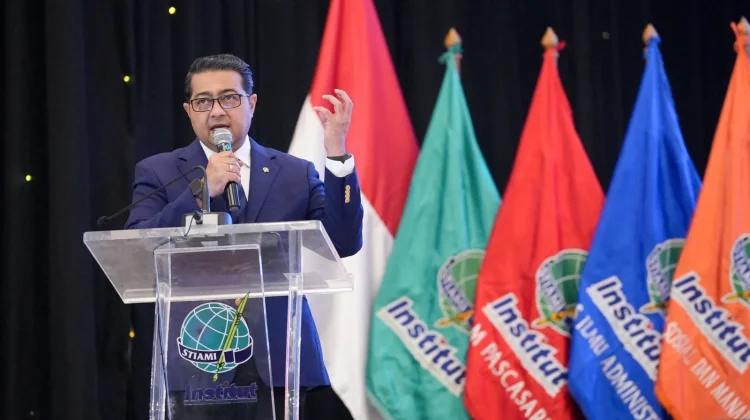 Menteri Ekraf Ajak Wisudawan STIAMI Ciptakan Wirausaha lewat Ekonomi Kreatif