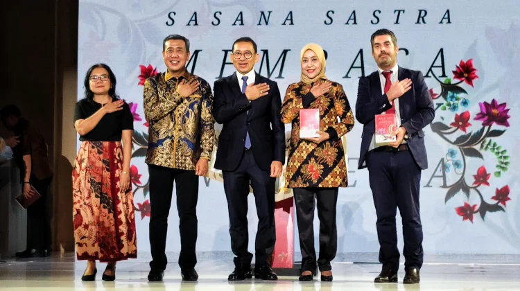 Kemenbud Luncurkan Enam Buku Sastra Klasik Indonesia dalam Bahasa Asing