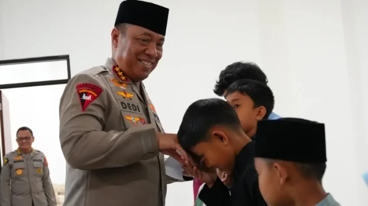 Wakapolri Santuni Anak Yatim usai Revitalisasi Masjid Panggilan Sujud