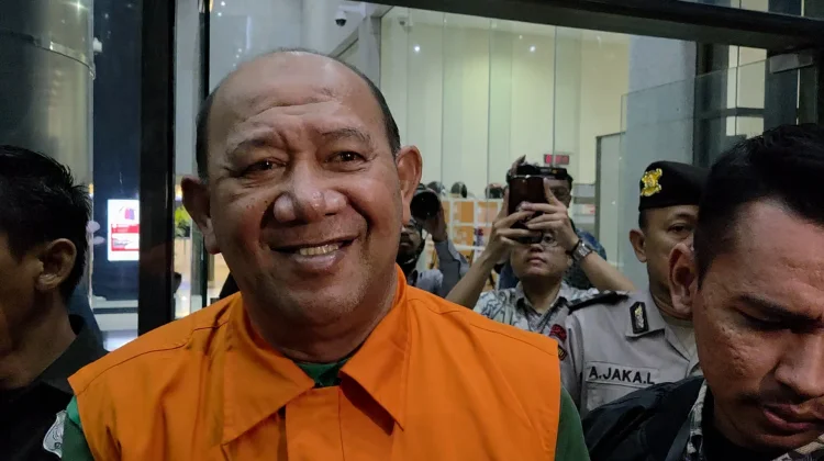 Bupati Langkat Resmi Kenakan Rompi Oranye KPK, Senyumnya jadi Perhatian