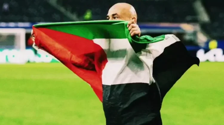Pelatih Mesir Rayakan Kemenangan dengan Bendera Palestina