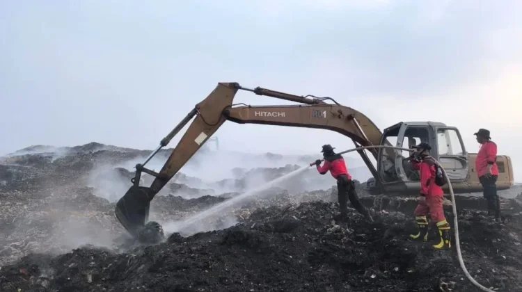 KLH: Pemadaman Kebakaran TPA Jatiwaringin Sulit karena Mirip Lahan Gambut