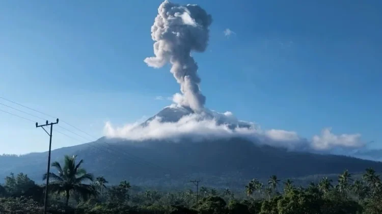 Gunung Lewotobi Laki-laki Erupsi, Kolom Abu Capai 1,4 Kilometer