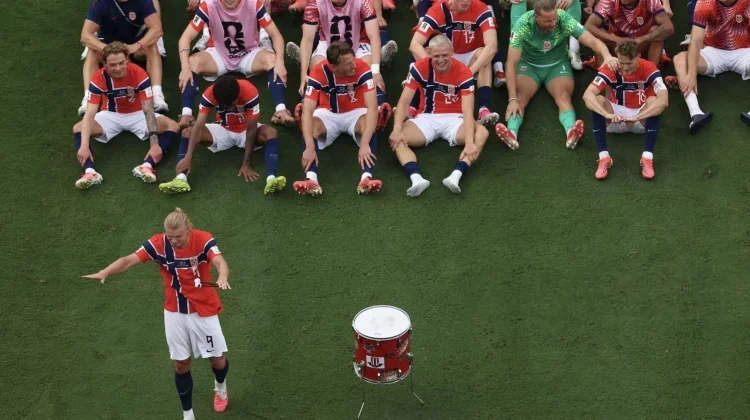 Haaland Pimpin Selebrasi "Viking Row" usai Norwegia Pulangkan Brasil