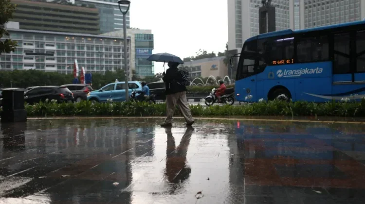 Cuaca Awal Pekan, BMKG Ungkap Daftar Kota Diguyur Hujan dan Diselimuti Kabut