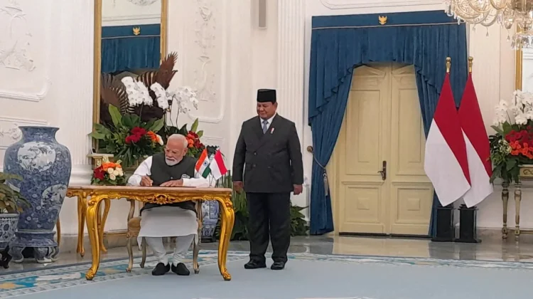Presiden Prabowo Saksikan PM India Tandatangani Buku Tamu di Istana Merdeka