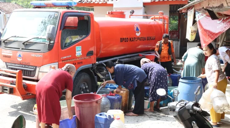 BPBD Bekasi Salurkan 10 Ribu Liter Air Bersih untuk Warga Desa Ridogalih