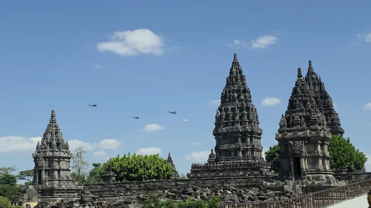 Presiden Prabowo dan PM Modi Meninjau Candi Prambanan dari Helikopter