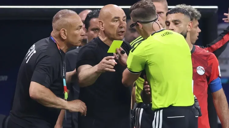 Peragakan Gestur Anti-Rasisme, Hossam Hassan Kena Kartu Kuning dari Wasit