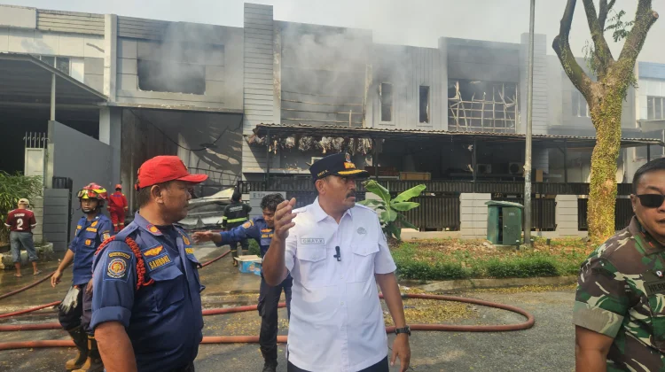 Kebakaran Hebat Hanguskan Tiga Gudang di Taman Tekno Tangsel