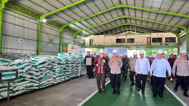 Kapolri Tinjau Inovasi Pupuk Batu Bara, Lepas Distribusi 80 Ton untuk Petani Riau